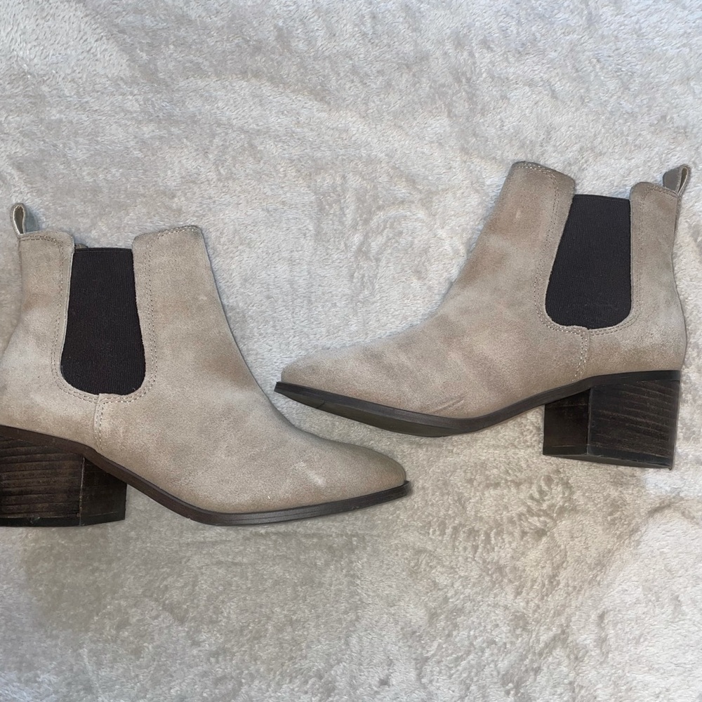 Lightly used madden girl sued Chelsea boots